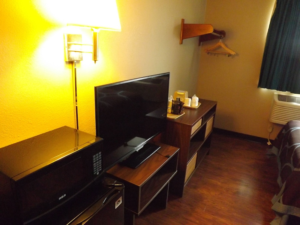 Super 8 by Wyndham Sidney NY 17/30