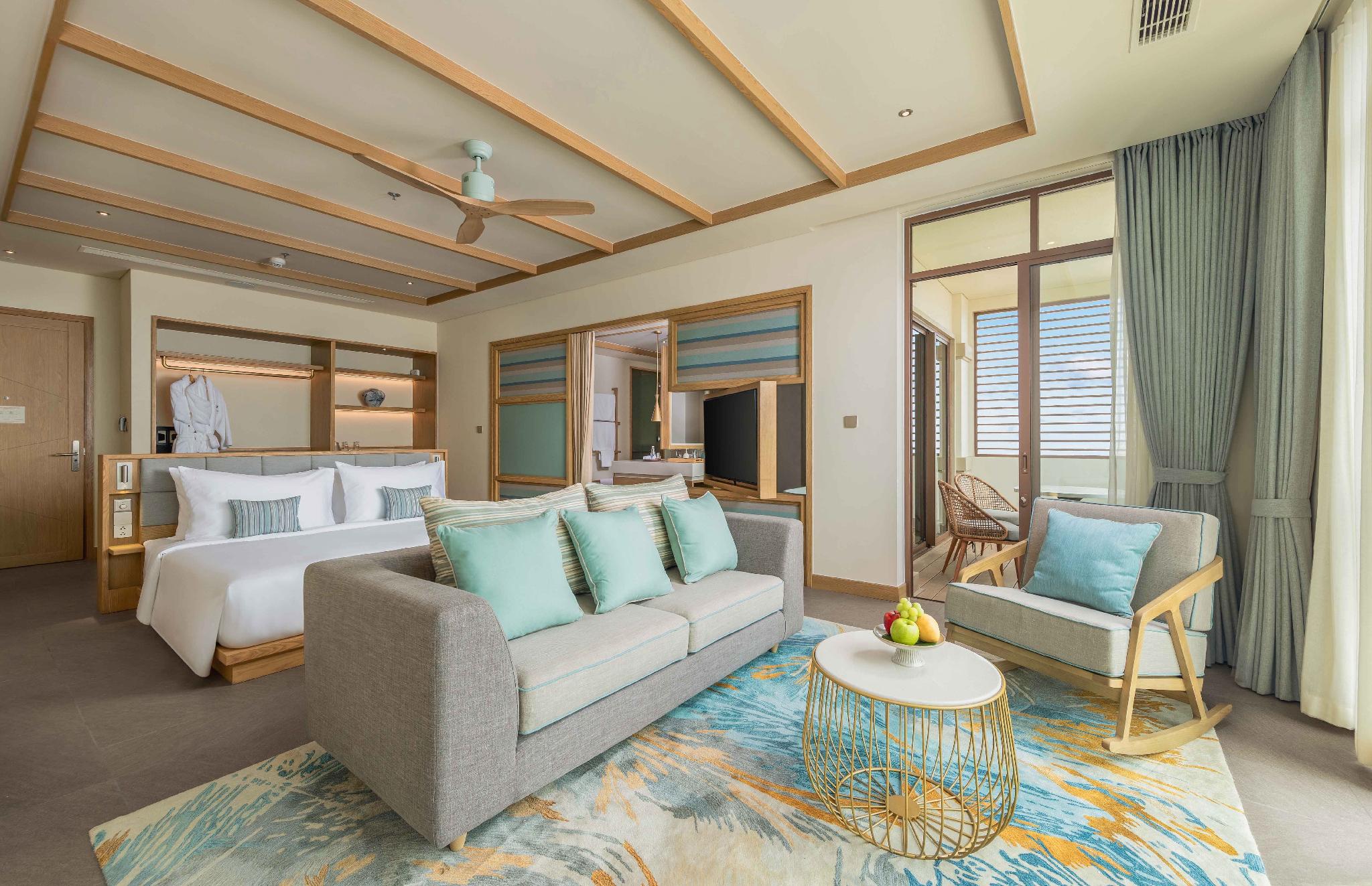 Suite, King Bed, Golf Course View, Plunge Pool