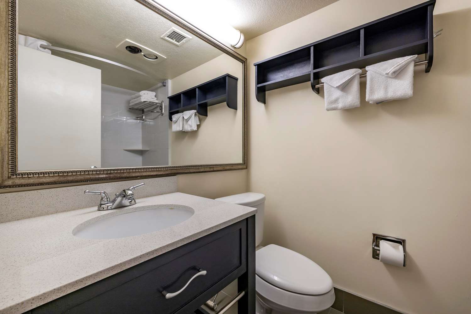 غرفة كبيرة بسريرين كوين بشرفة، Best Western Plus Thousand Oaks Inn 3/3