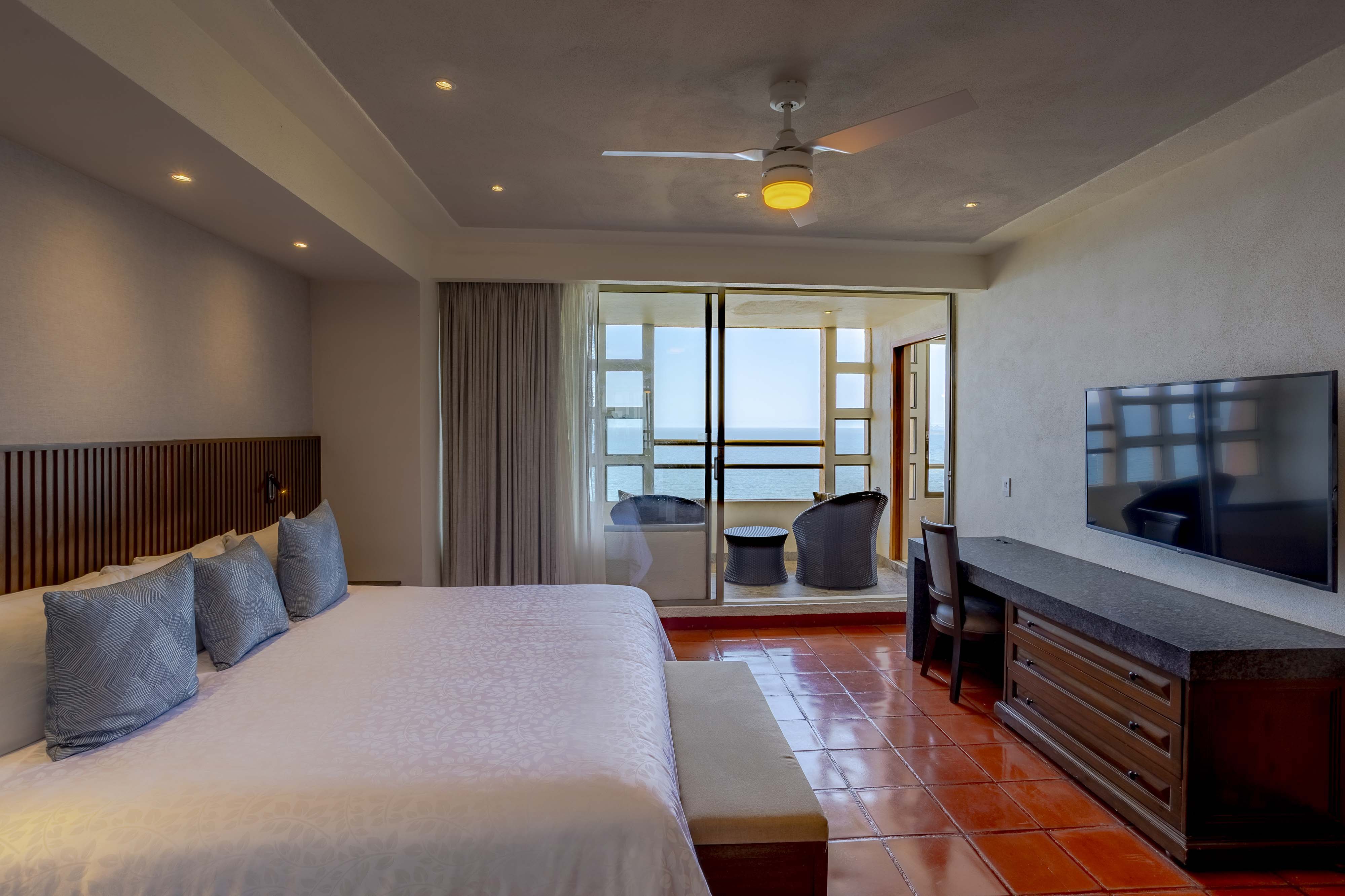 Suite, King Bed, Ocean View, 2 Bathrooms, Sofa, Balcony, Kitchen