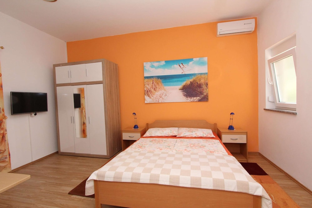 STUDIO, GROUND FLOOR