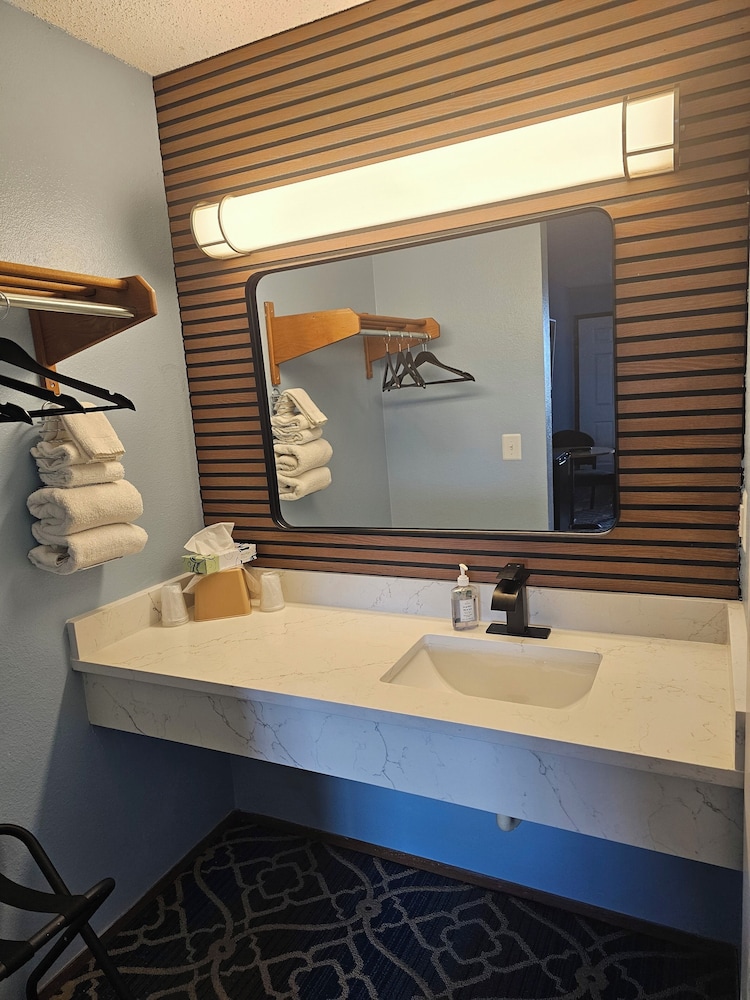 Sumner Motor Inn 54/55