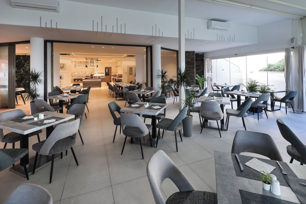 Blue Waves Resort 56/71