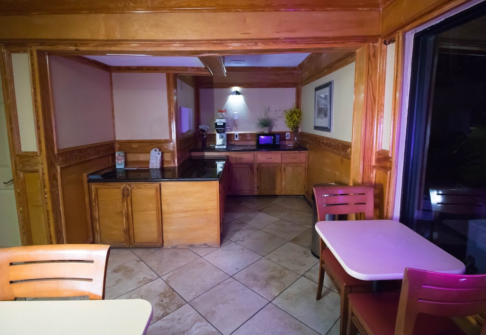 Americas Best Value Inn Suites Pensacola 22/30