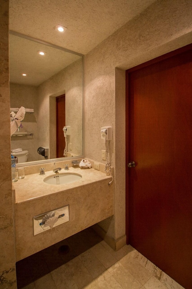 Hotel Marques del Valle 50/50