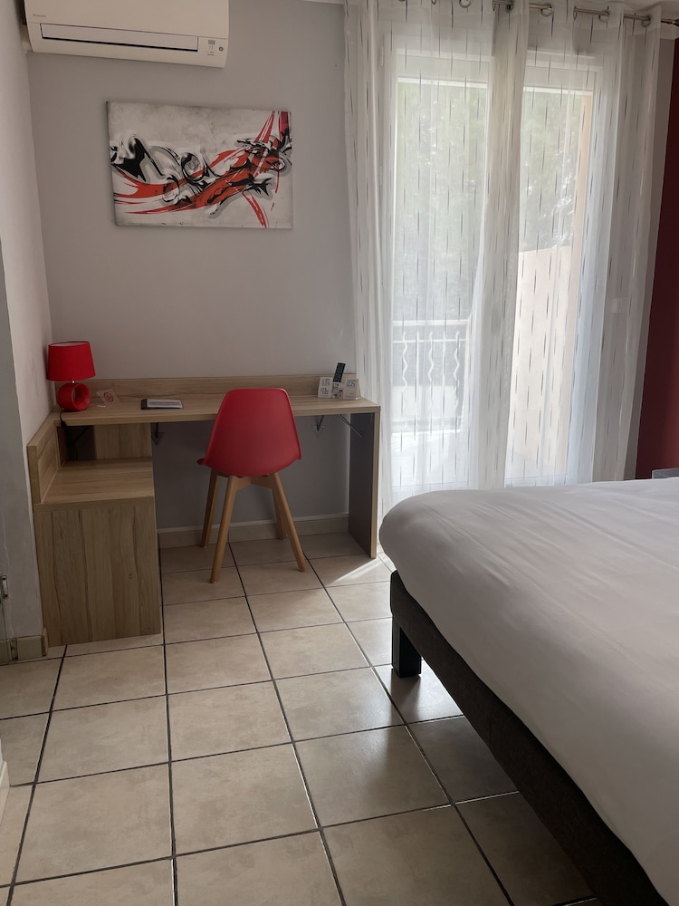 HOTEL LE CLEMENT V 27/66