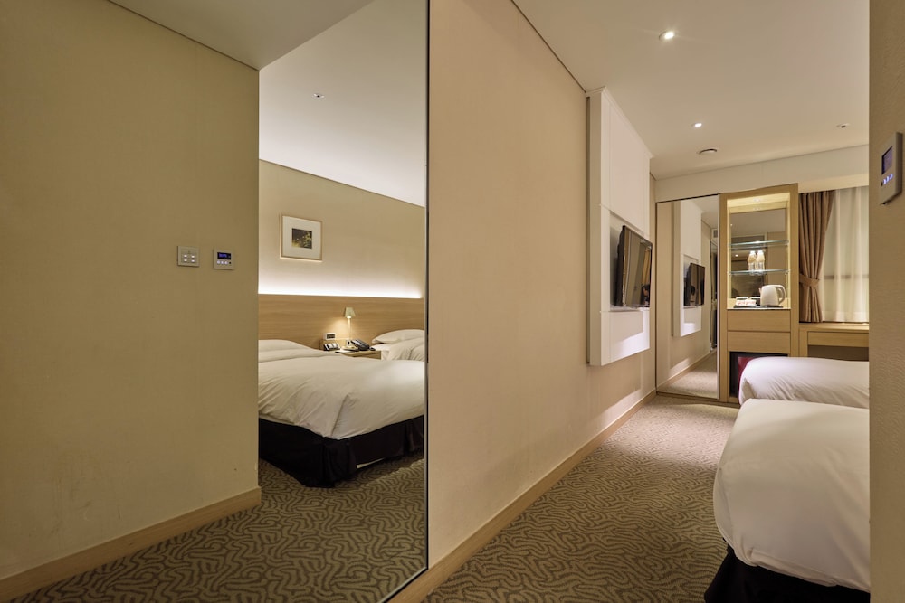 The Summit Hotel Seoul 50/50