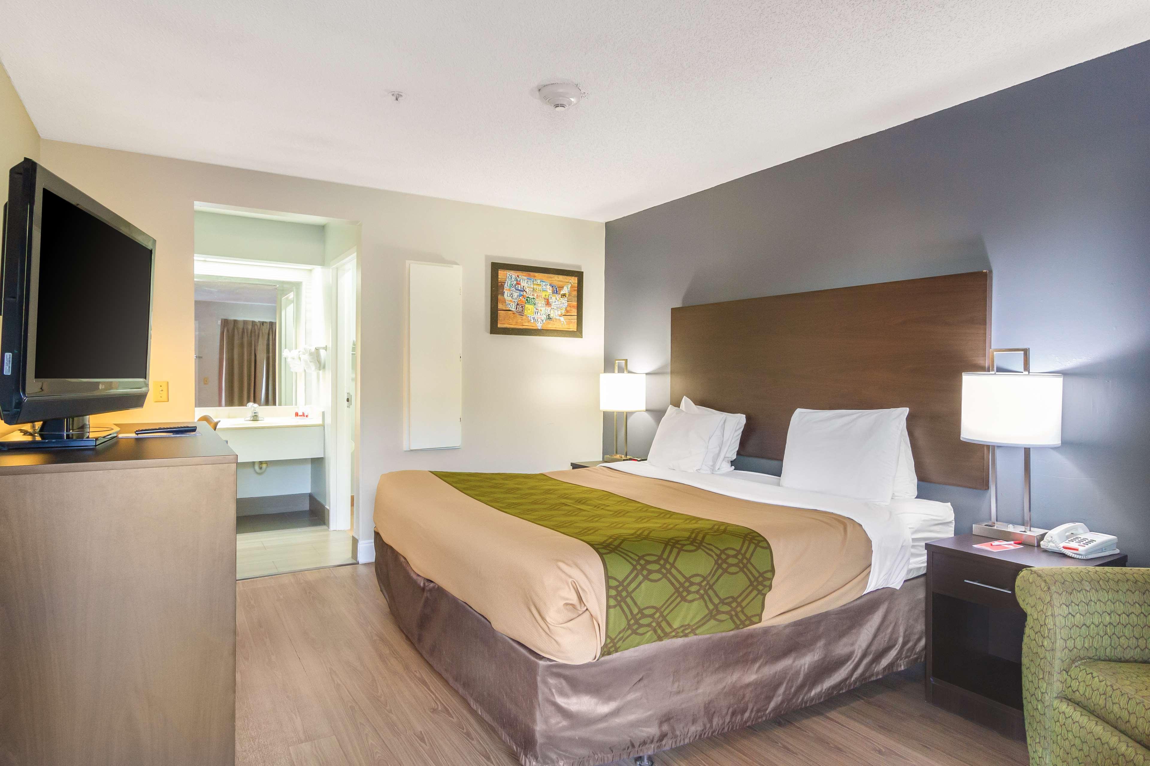 غرفة بسرير كينج