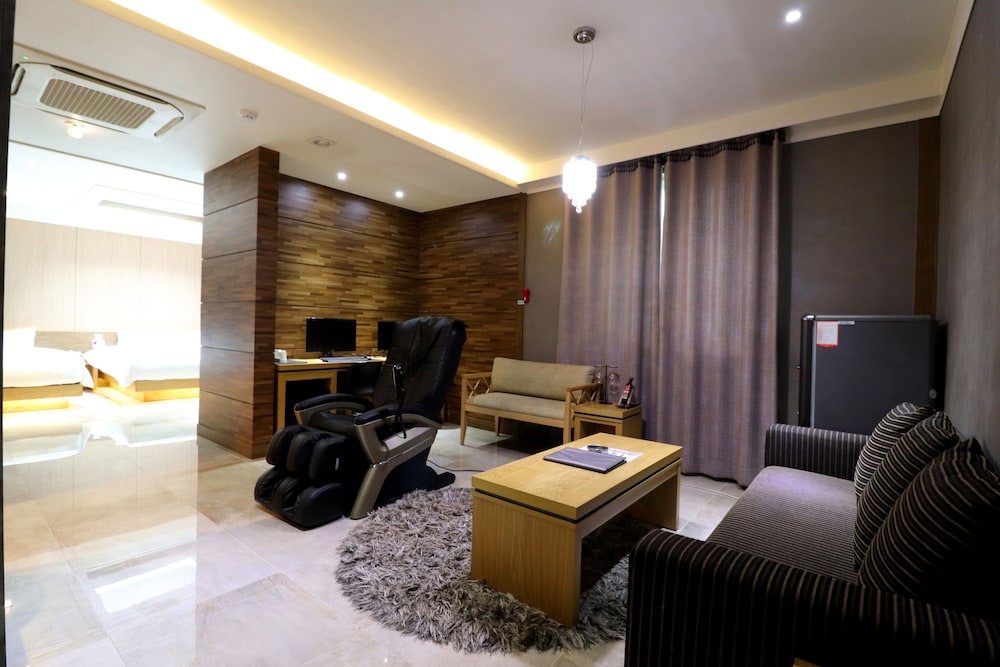 Airport Hotel 30/43