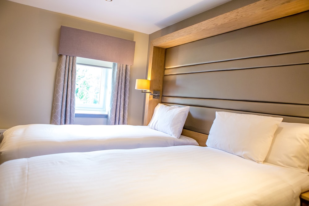 DELUXE, DOUBLE OR TWIN BED