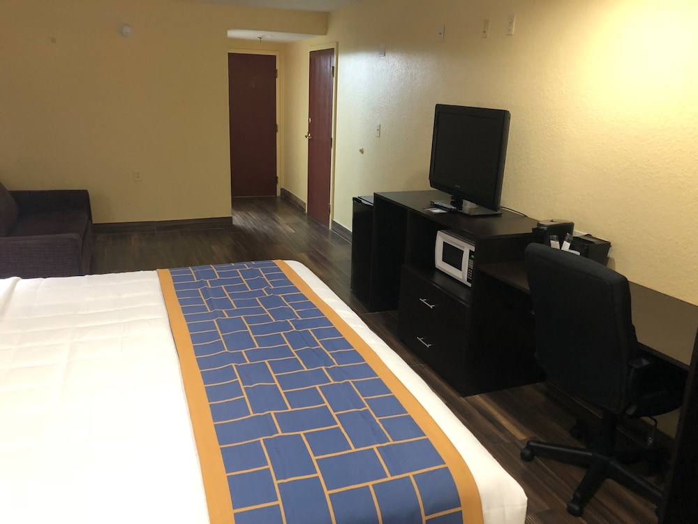 Days Inn And Suites By Wyndham Tampa Raymond James Stadium 46/51