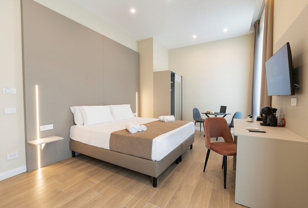 DELUXE, DOUBLE OR TWIN BED