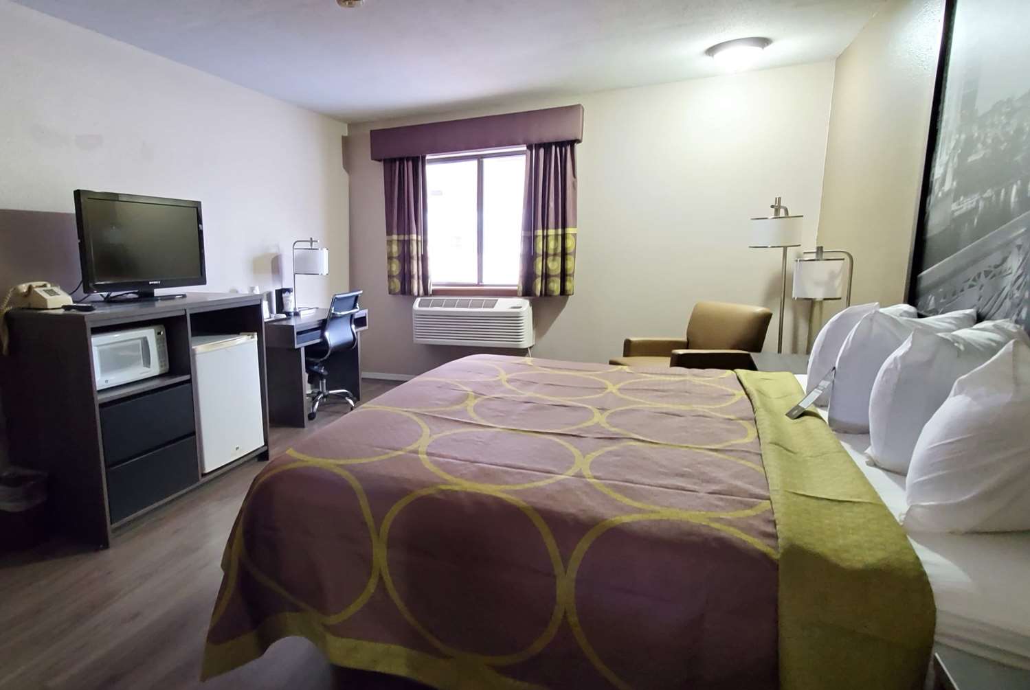 Super 8 by Wyndham Paris TN 8/31