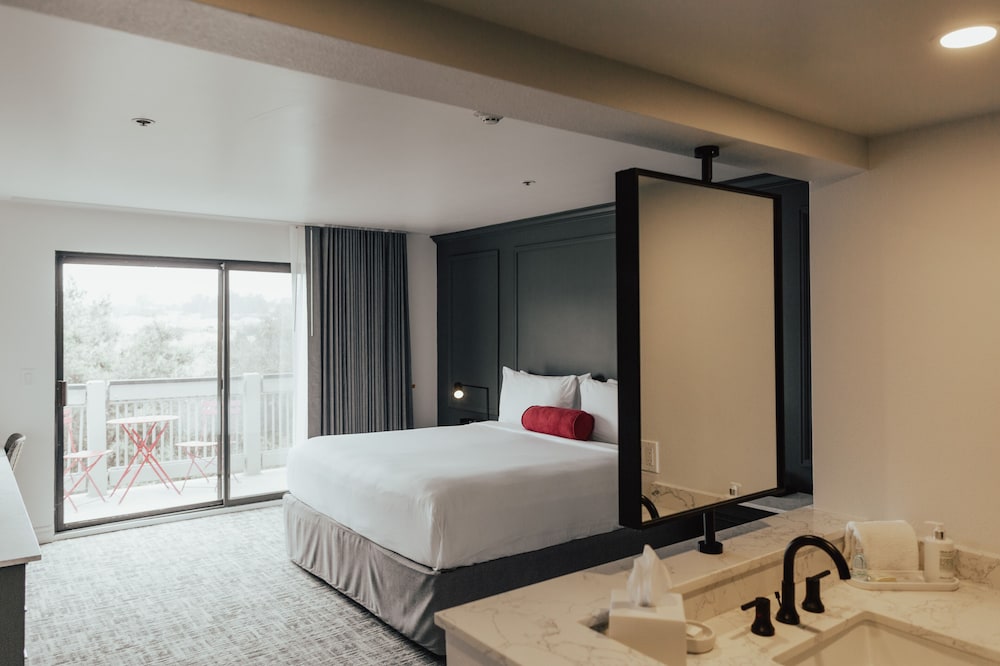 Vinland Hotel and Lounge 30/71
