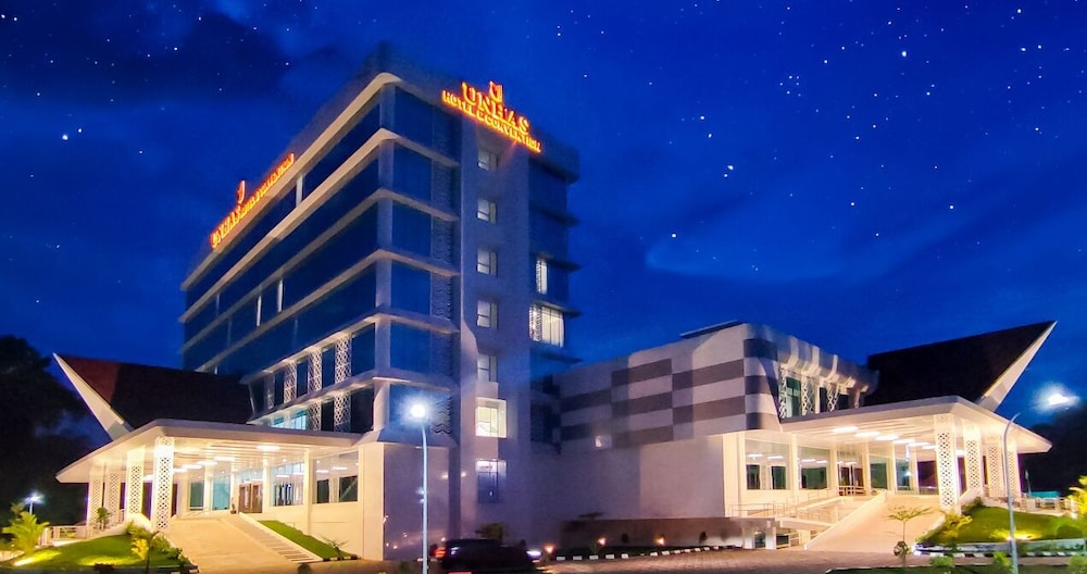 Unhas Hotel and Convention 2/50