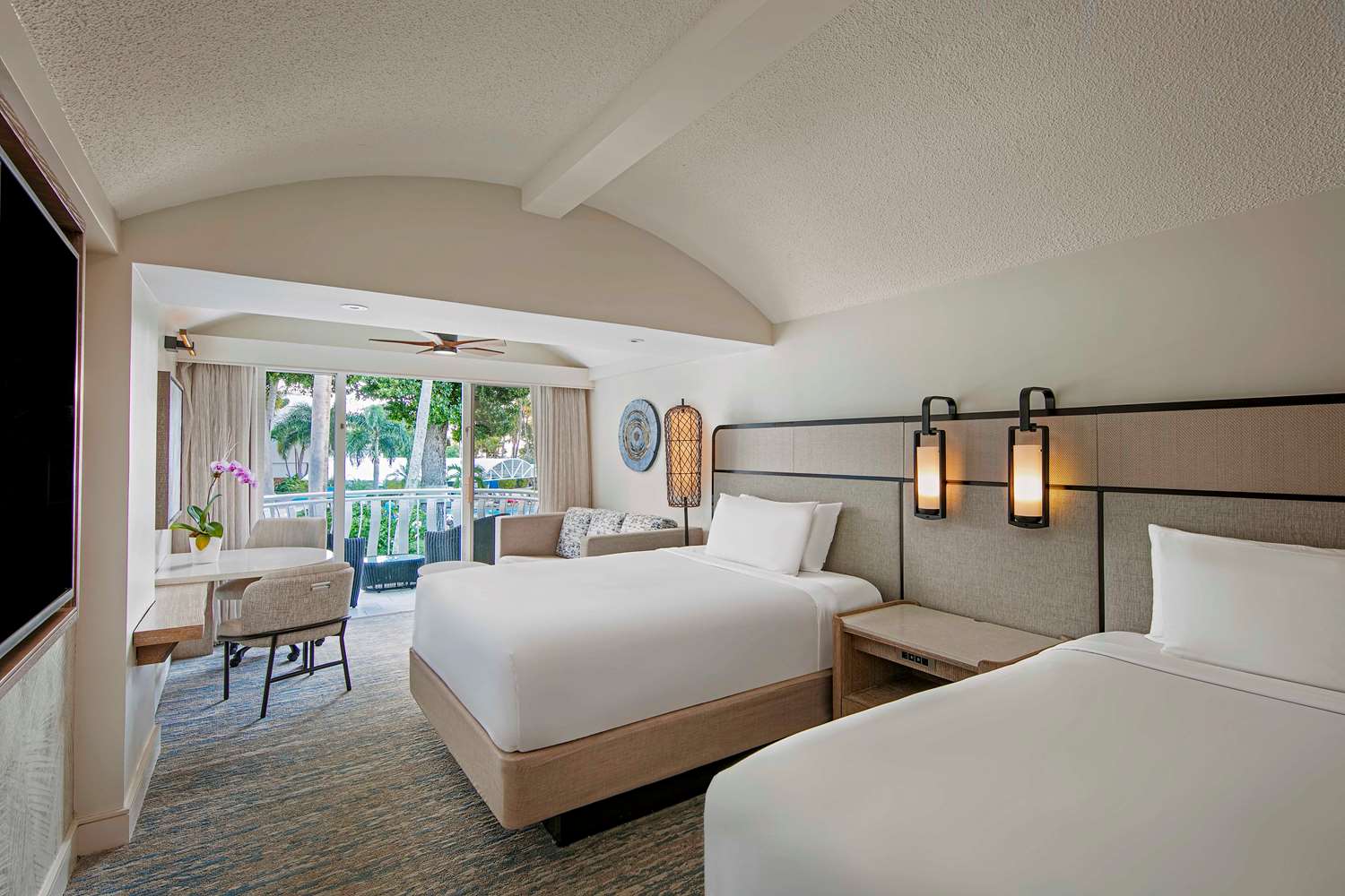 CLUB, 2 QUEEN BEDS, POOL VIEW, BALCONY