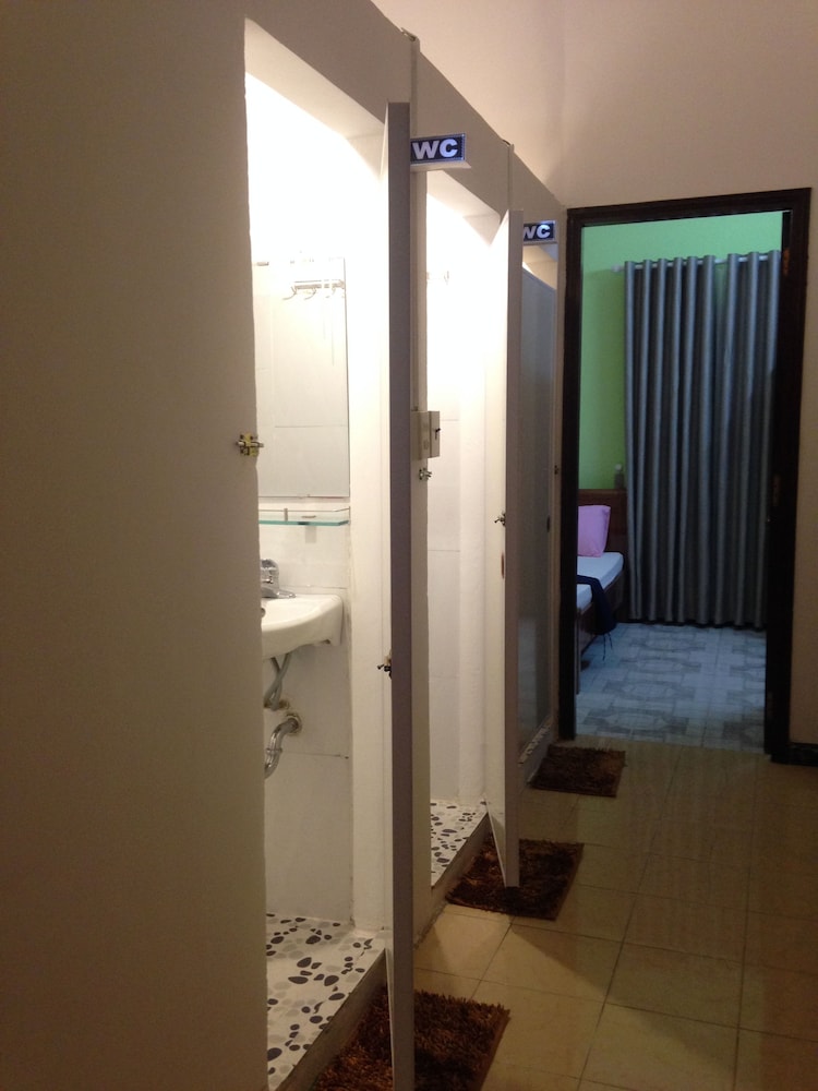 Amy Hostel Hue 12/65