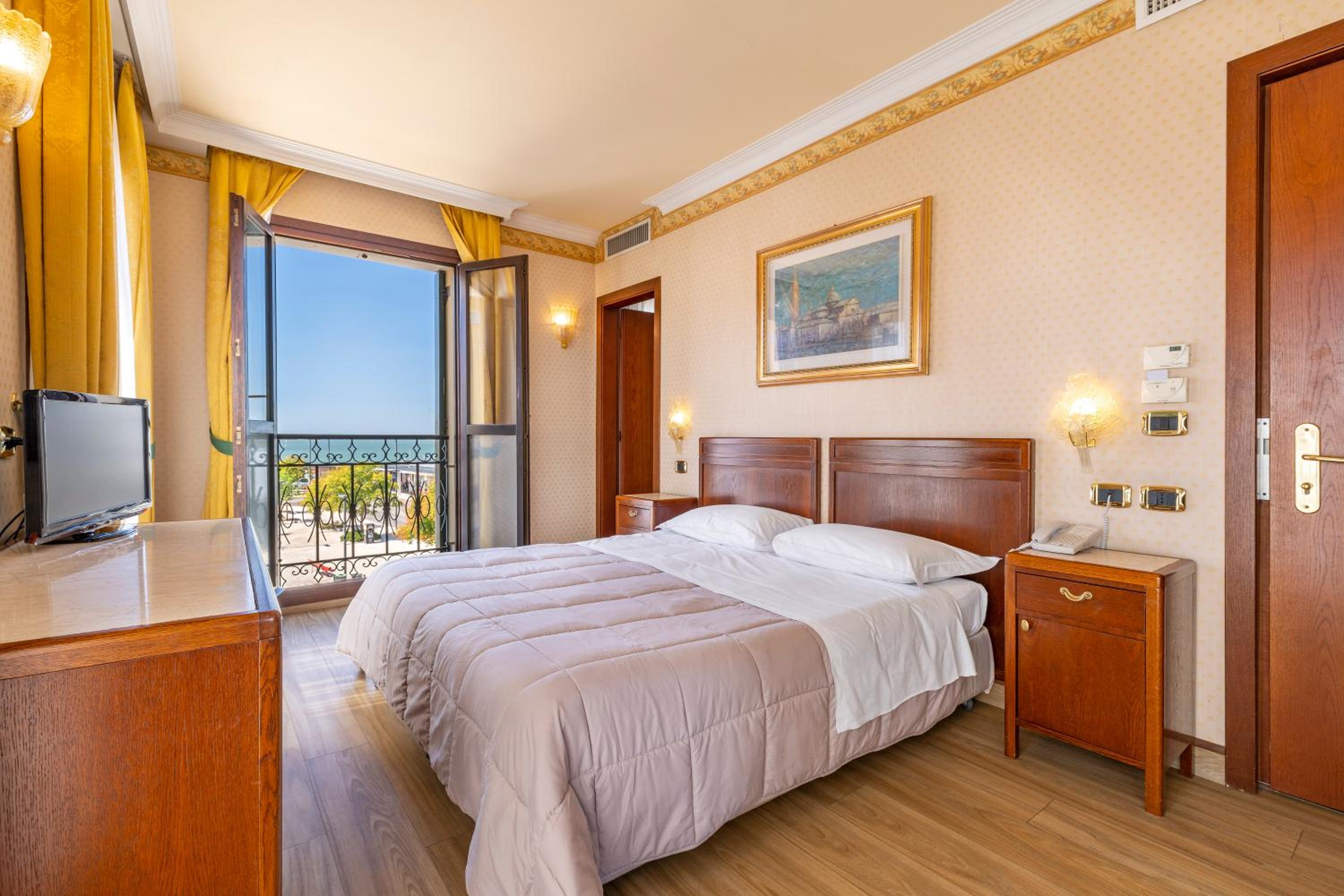 Room, Double Bed, Partial Lagoon View