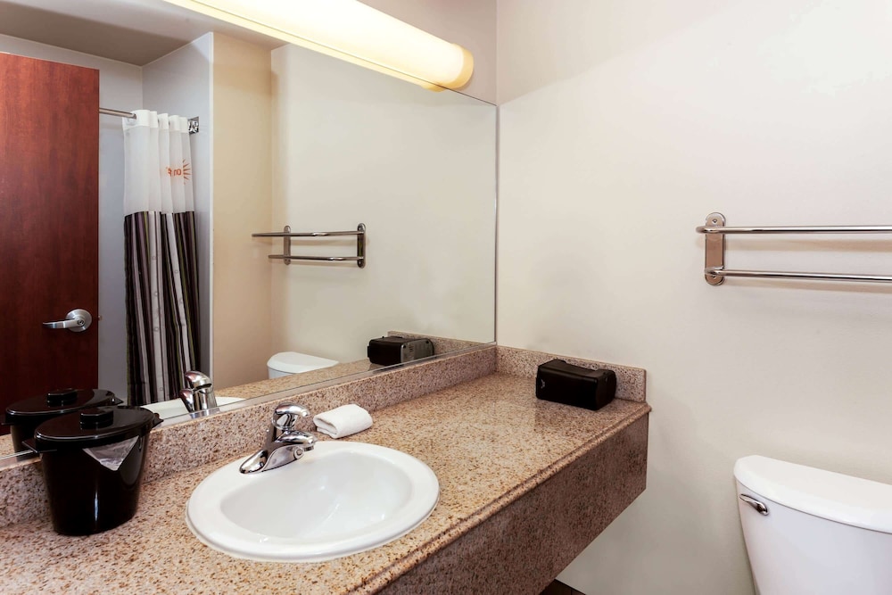 La Quinta Inn & Suites by Wyndham Milwaukee SW New Berlin 13/38