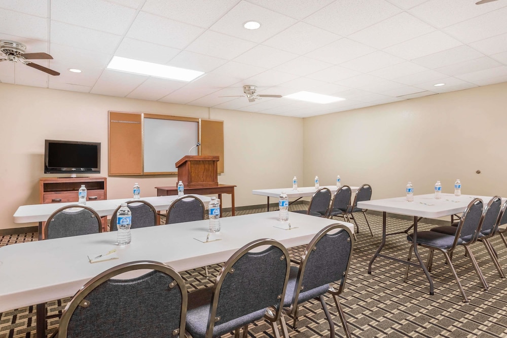 Days Inn by Wyndham Trenton 14/17