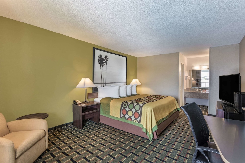 Super 8 by Wyndham Ocala I-75 16/56