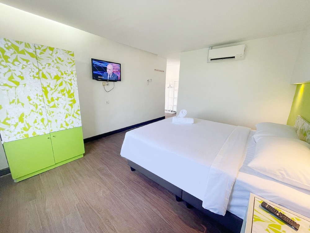 STANDARD, QUEEN BED