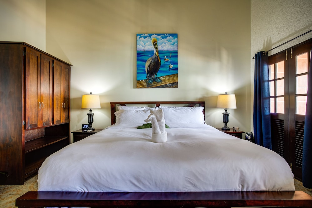 Mariposa Beach Suites 9/50