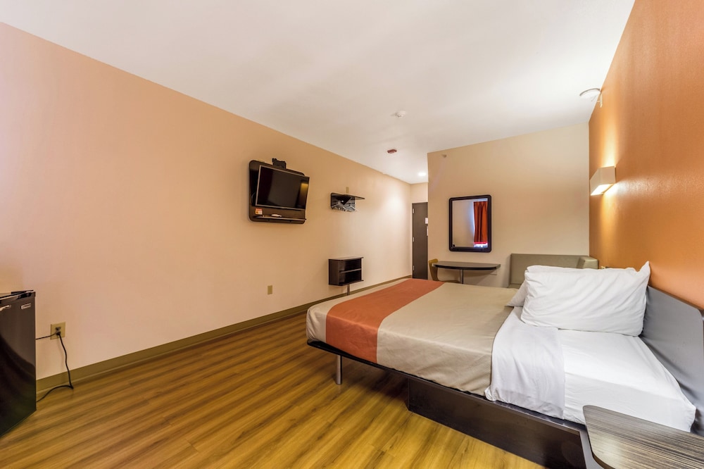 1 King Bed Accessible Nsmk Micfridge