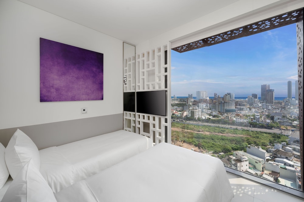 Wink, Lite, Twin Beds, City View
