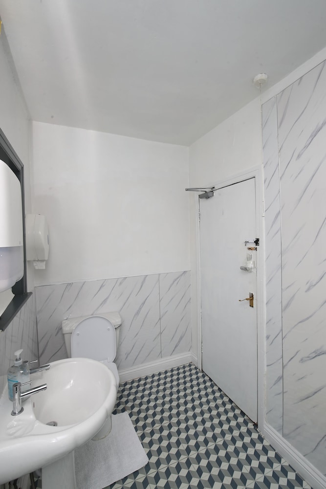 Woodville Lodge Leeds Free Parking Direct Bus to City Centre 38/45
