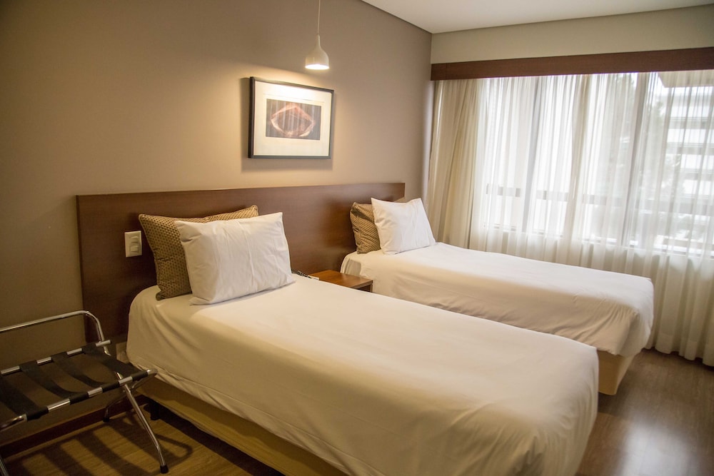 Mercure Curitiba Golden Hotel 24/79