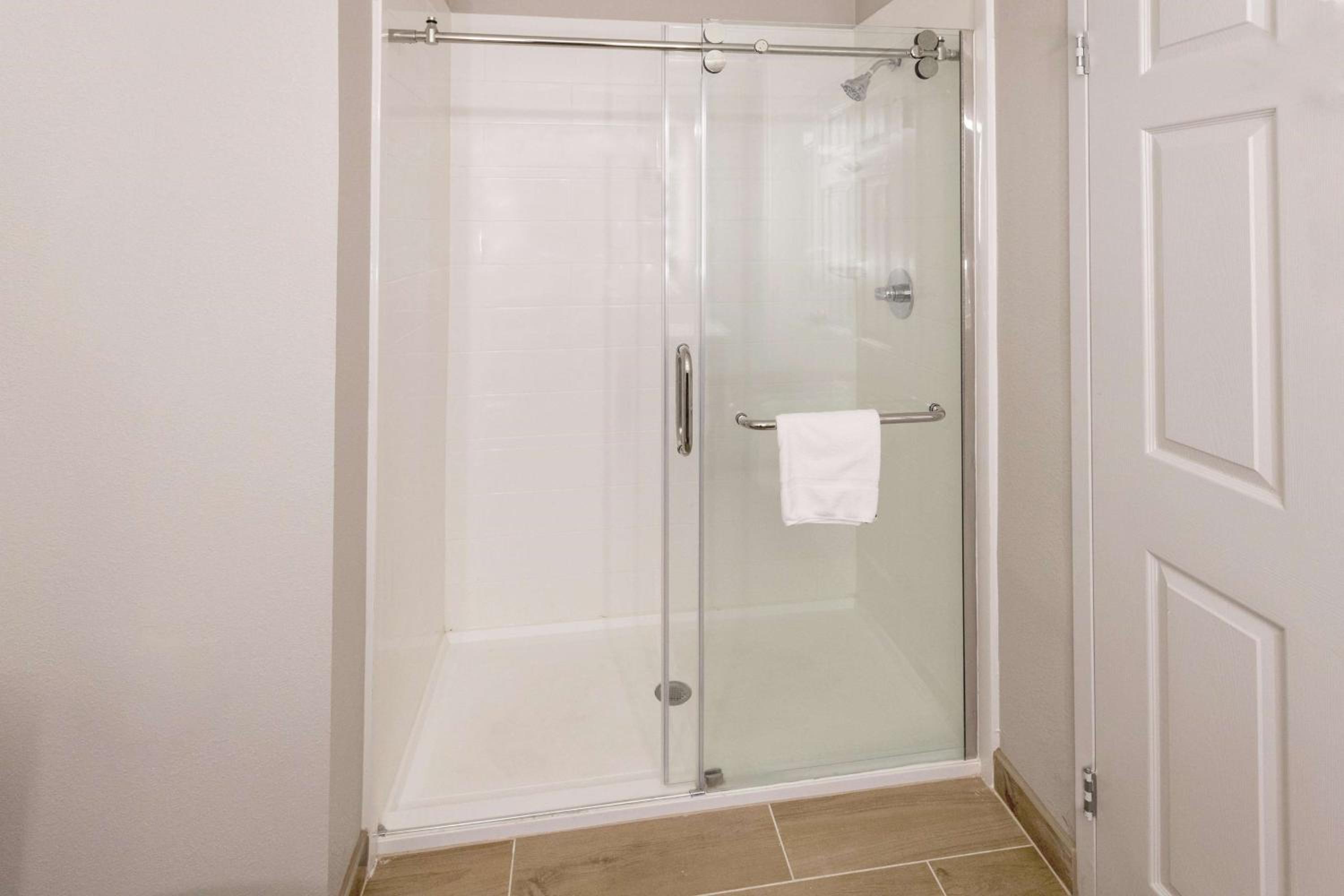 غرفة تنفيذية بسرير كينج مع أريكة، La Quinta Inn and Suites by Wyndham Kennesaw 8/8