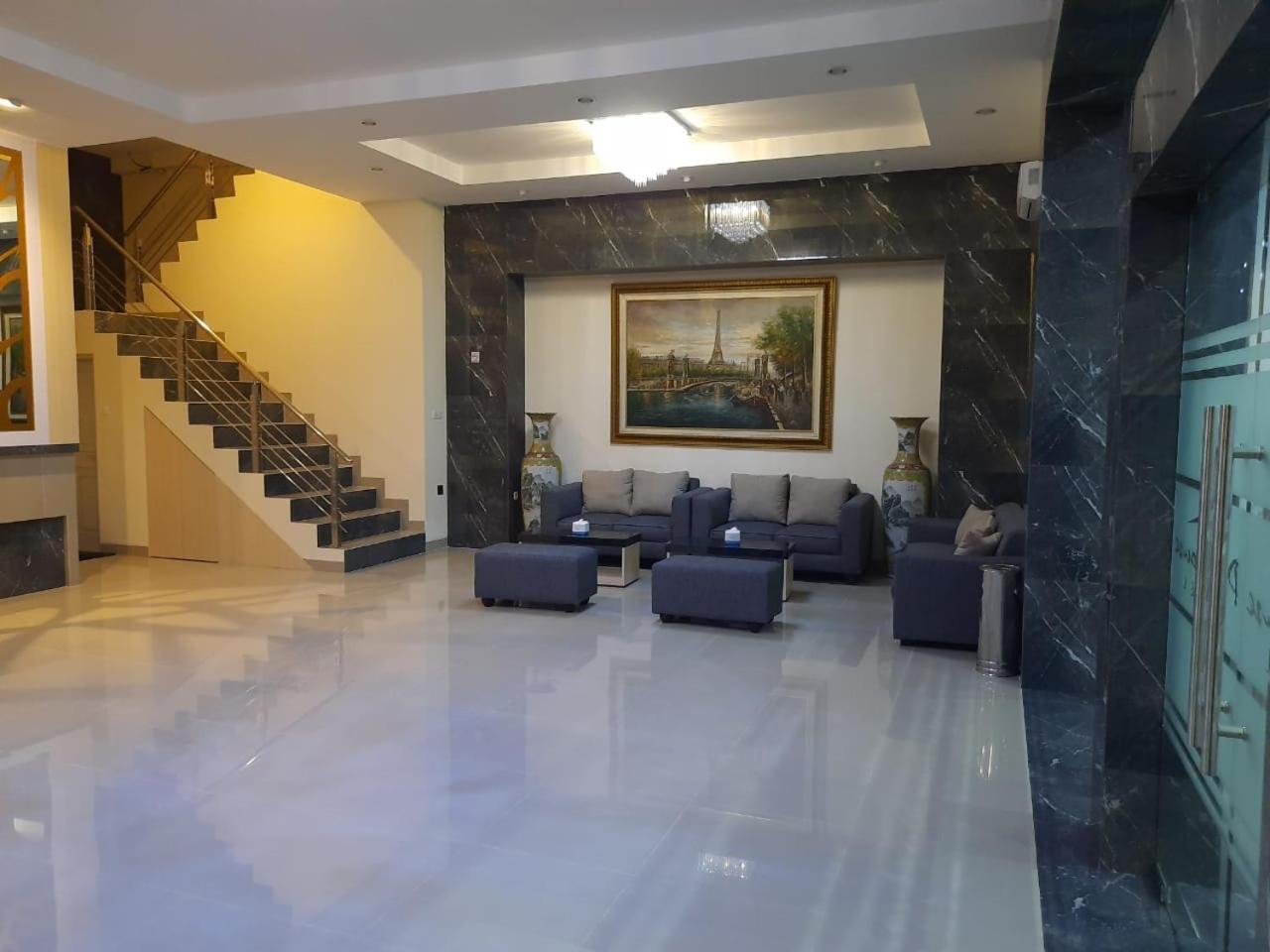 Penthouse Hotel 48/60