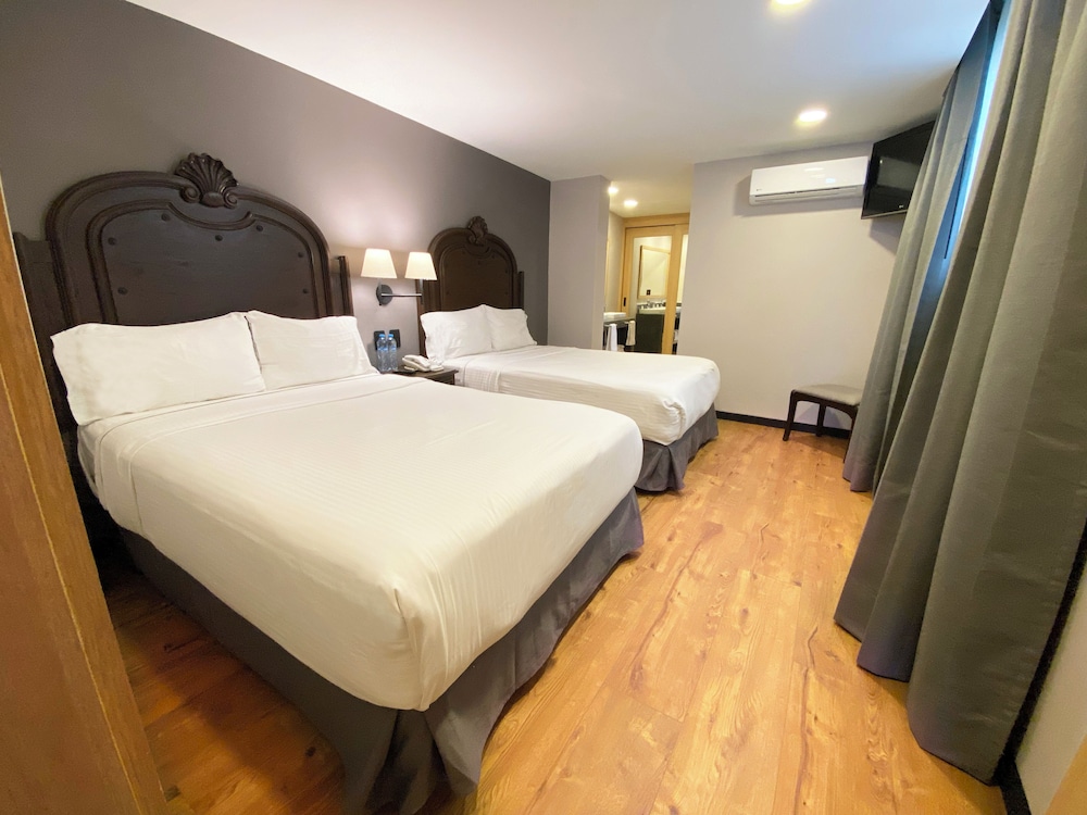 Deluxe, Quadruple, 2 Double Beds