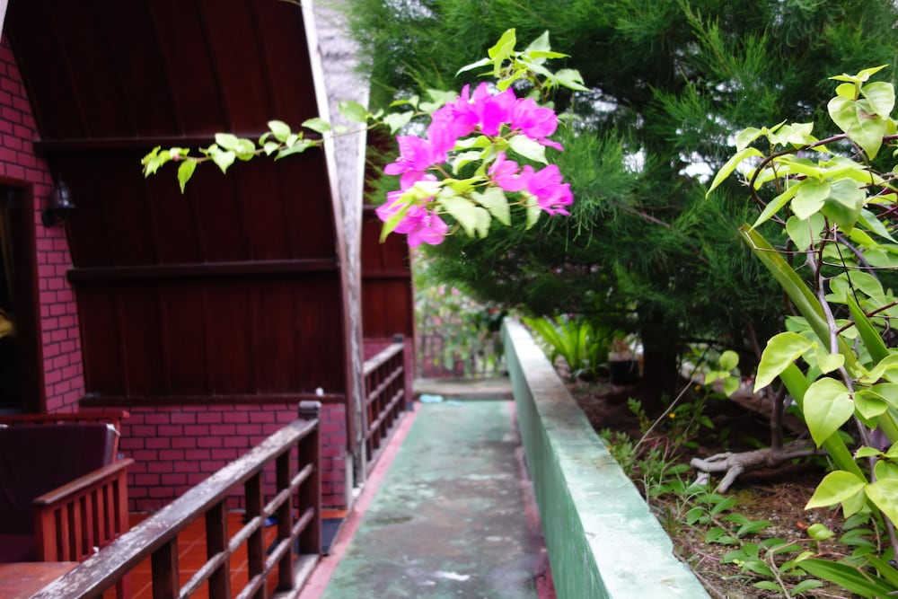 Banana Leaf Bungalows 18/23