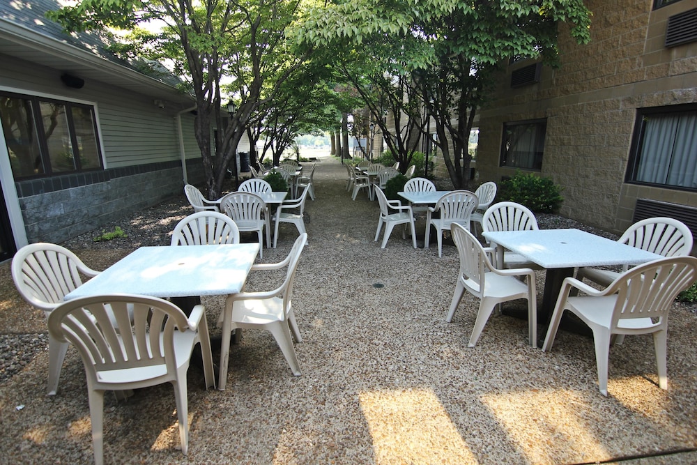 Baymont Inn and Suites by Wyndham Farmington, MO 56/62