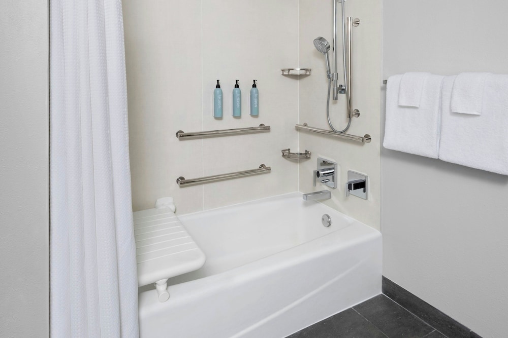 Room, King Bed, Ocean Front, Sofa, Balcony، Courtyard By Marriott Columbus Osu 3/3