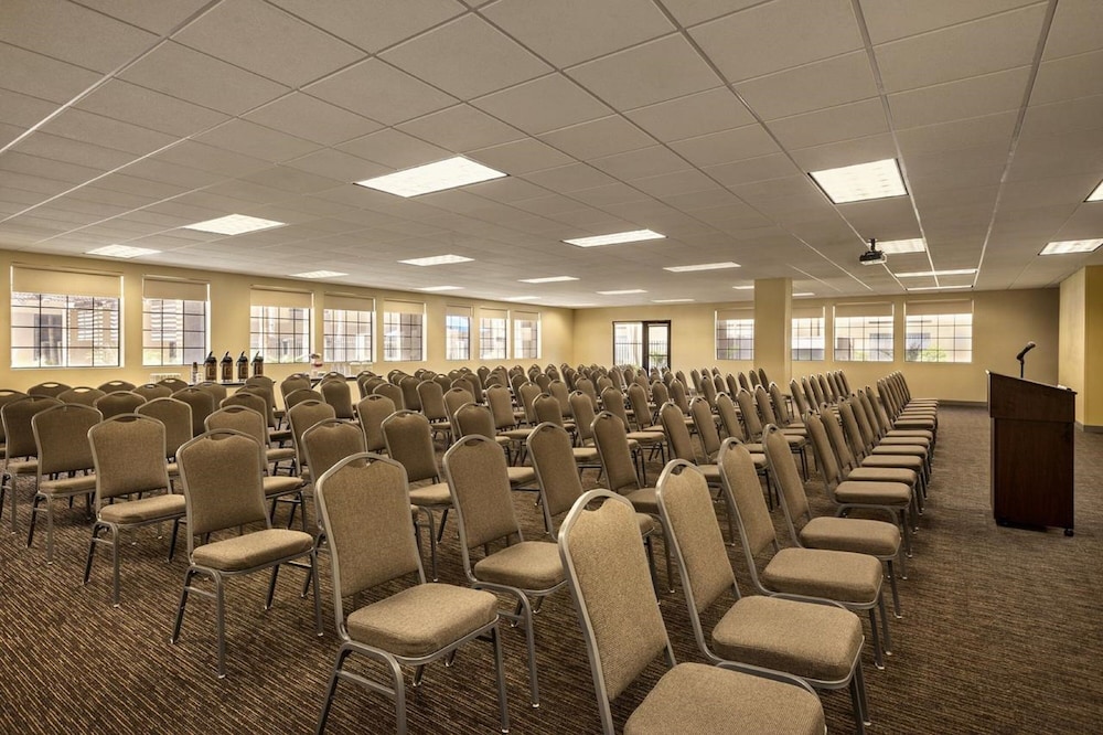 GreenTree Inn and Suites Phoenix Sky Harbor 32/65