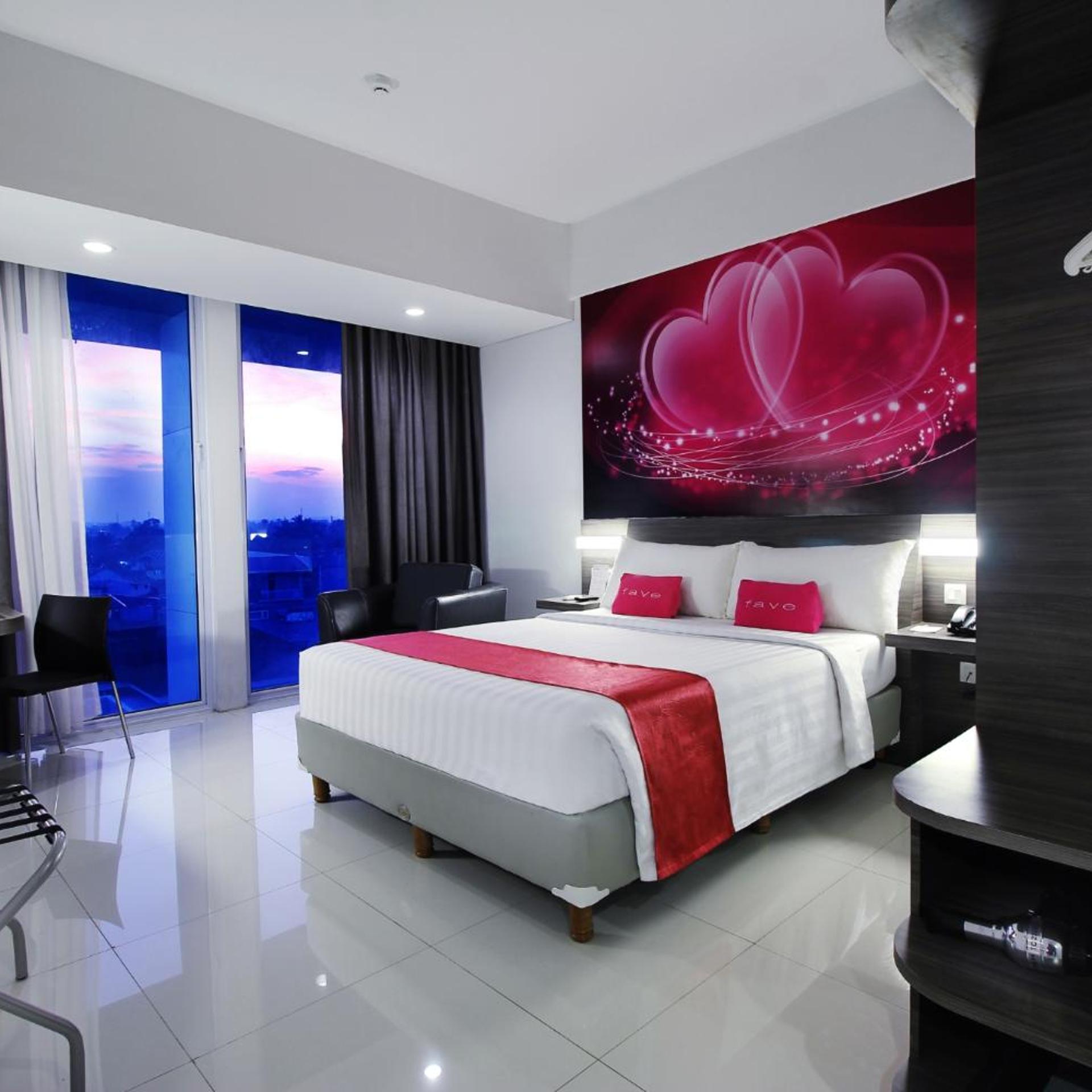 DELUXE, DOUBLE OR TWIN BED