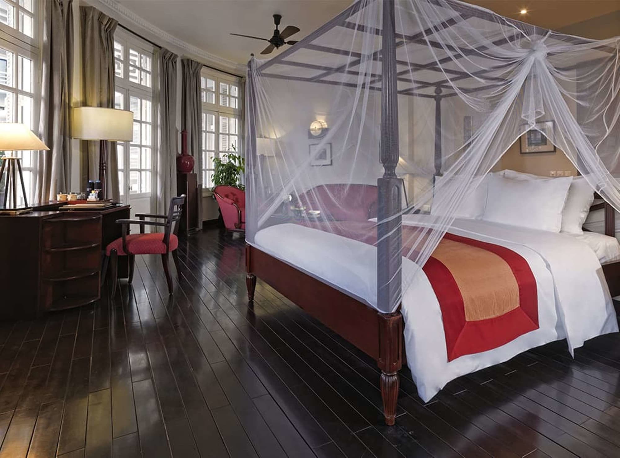 COLONIAL SUITE