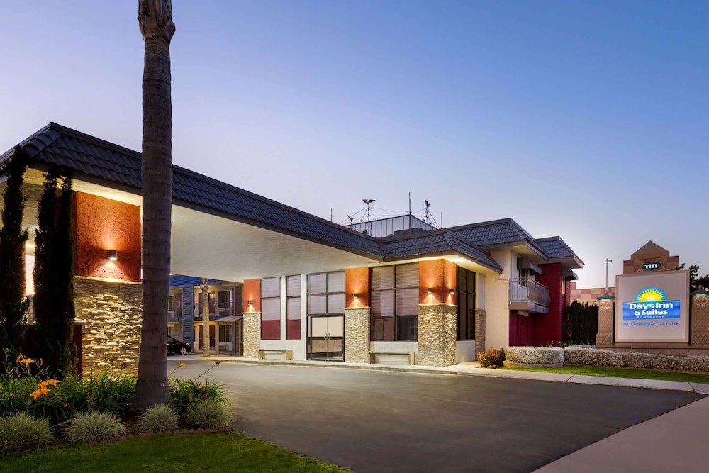 Days Inn & Suites By Wyndham Anaheim At Disneyland Park in ANAHEIM - CA
