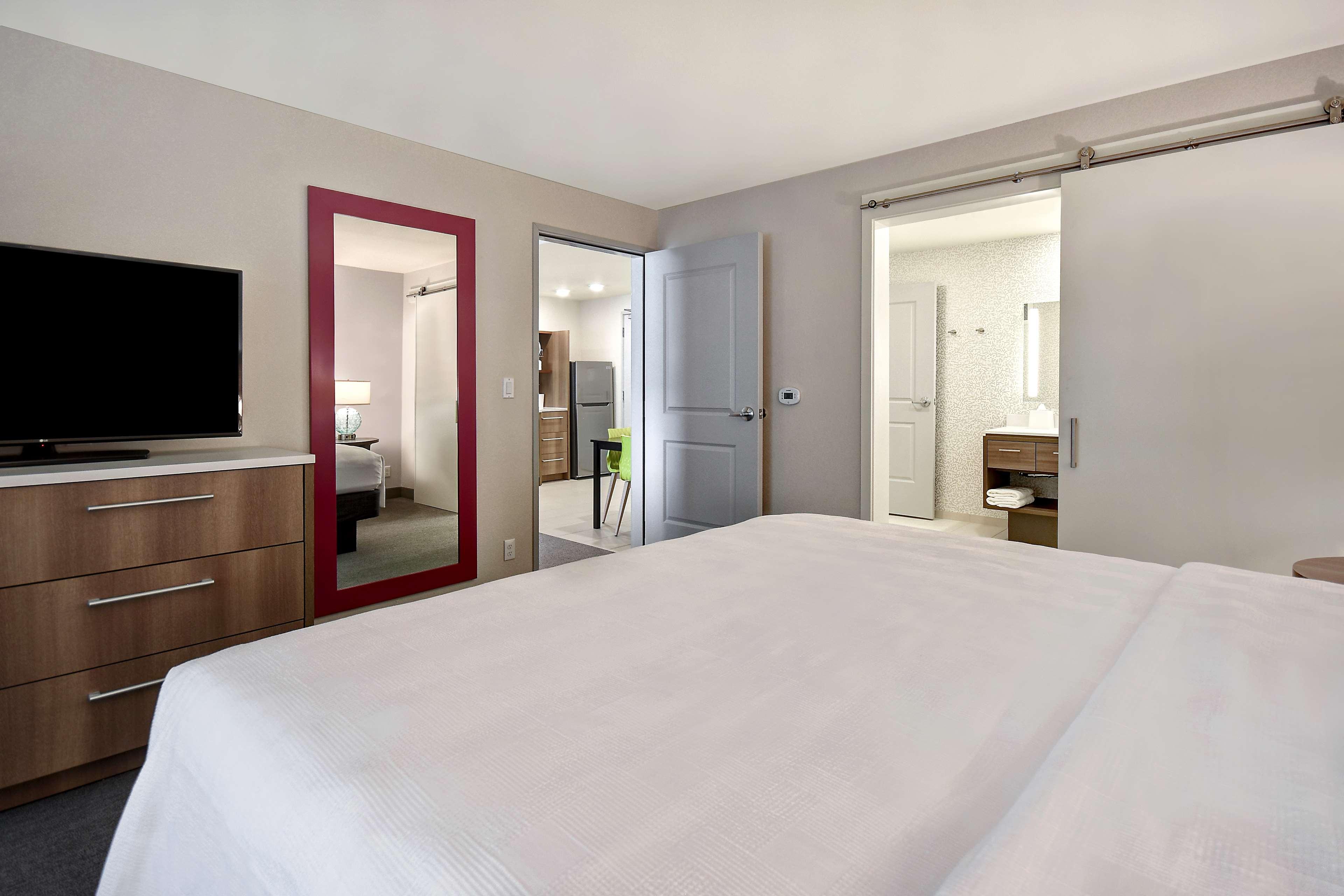 1 BEDROOM, SUITE, KING BED, KITCHEN