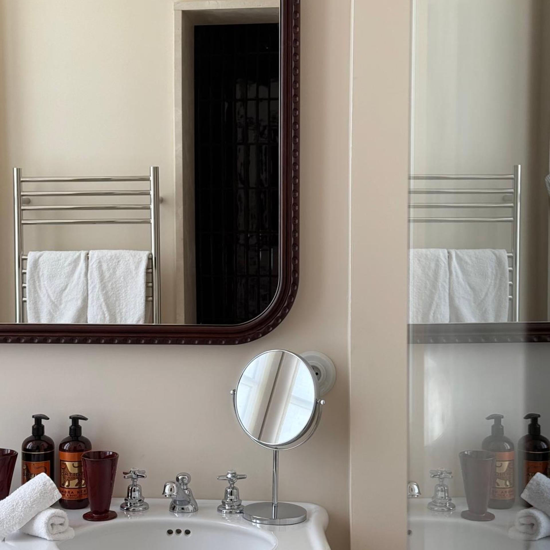جناح، Hotel de Silhouette 6/7