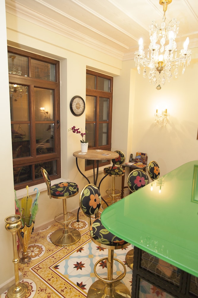 Villa Pera Suite Hotel 67/81