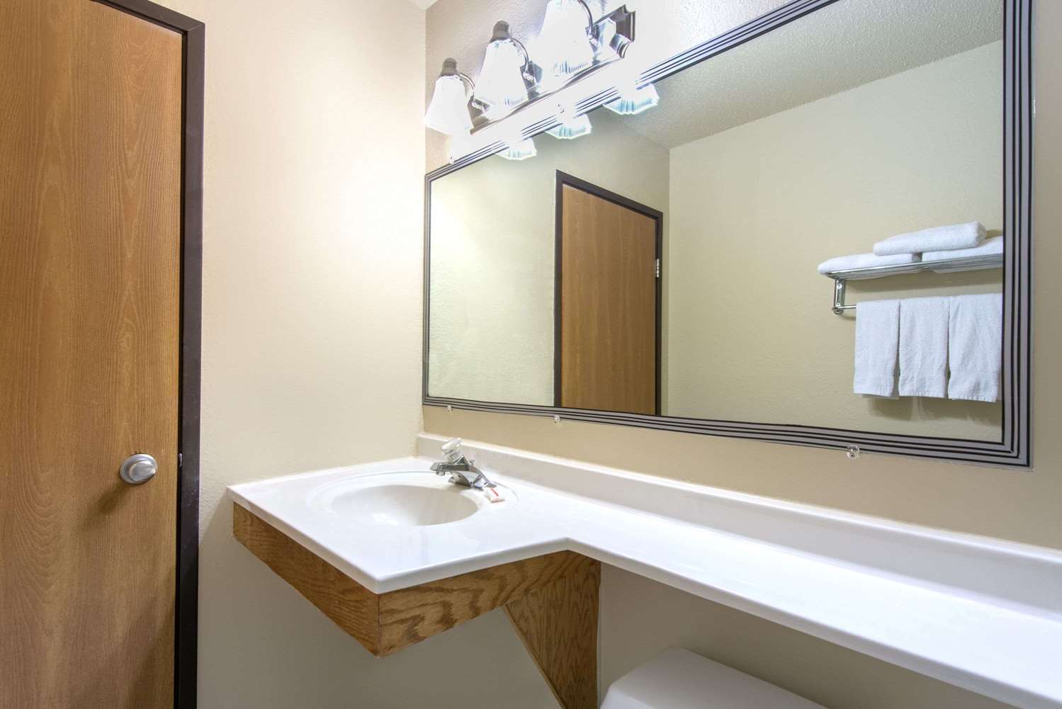 Super 8 by Wyndham Youngstown/Austintown 11/12