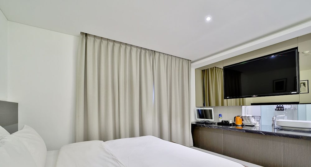 Golden Hotel 28/46