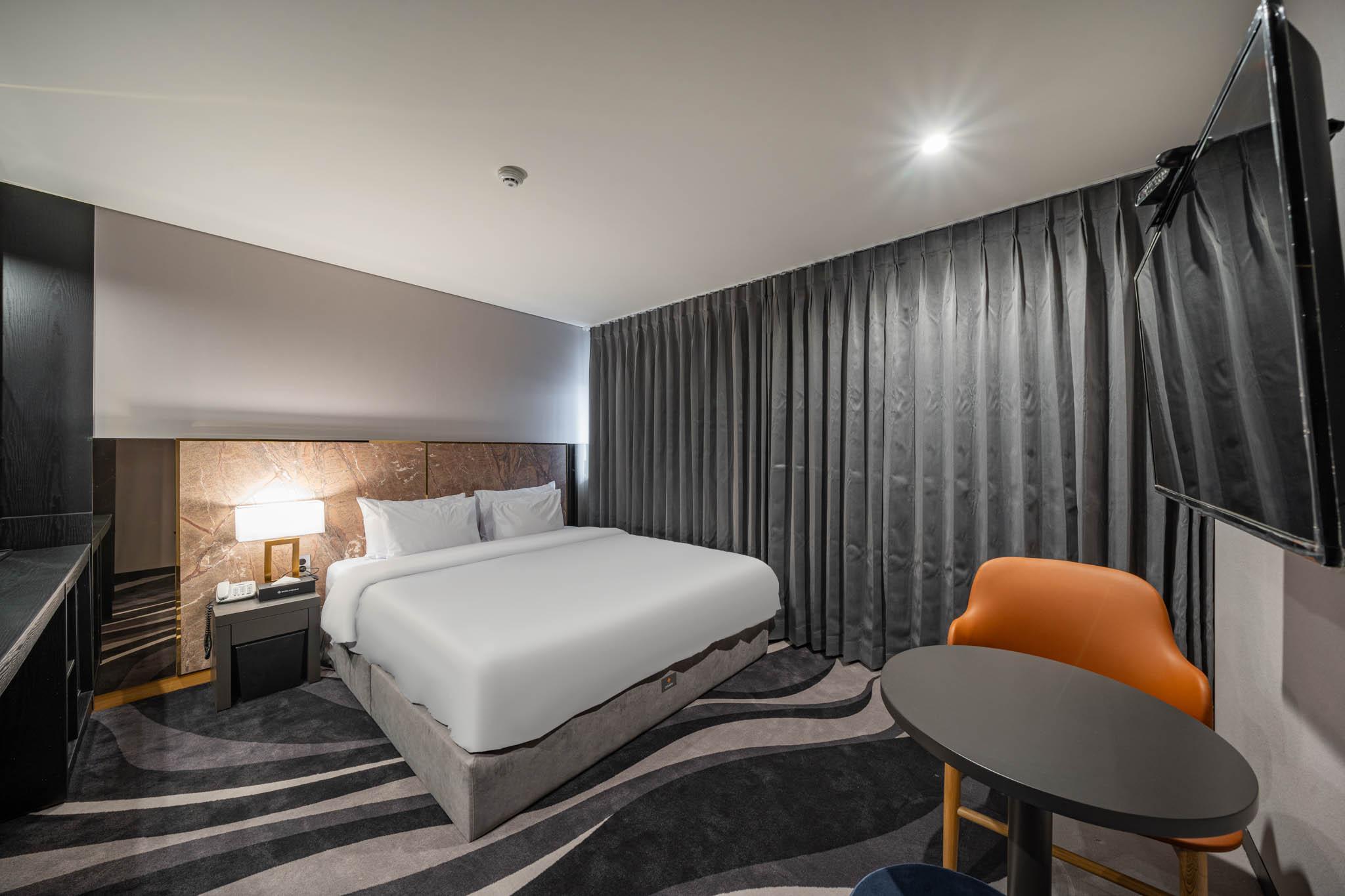 Standard, Queen Bed