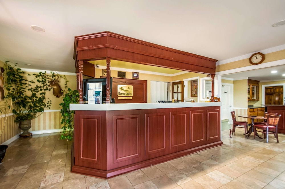 Econo Lodge Princess Anne 4/40