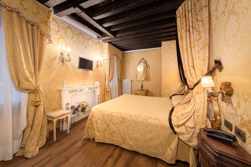 SUPERIOR, DOUBLE OR TWIN BED