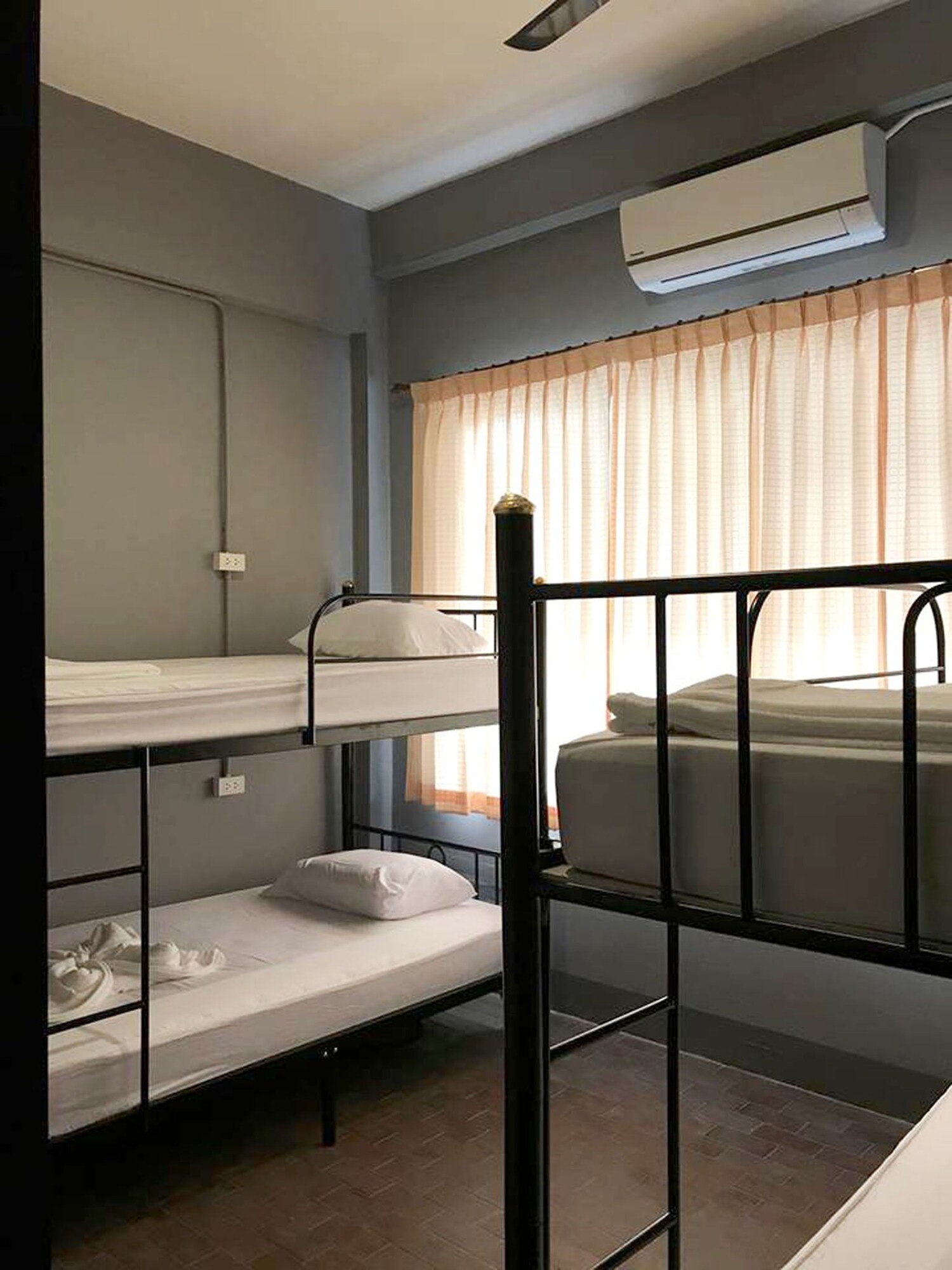 MIXED DORM, 4 BEDS